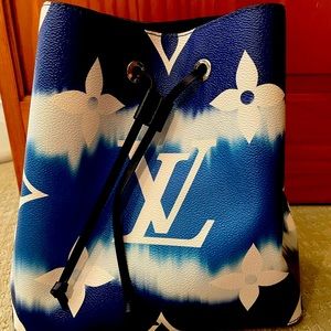 Blue Escale Noe! ( I am keeping the strap)! No strap will come with this bag.